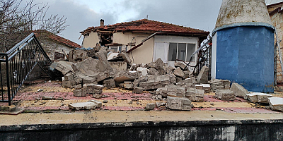Aksaray'da şiddetli fırtına cami minaresini yıktı