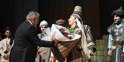 Büyükkılıç Devlet Tiyatrosu’nda  ''Hacı Bektaş'' oyununu izledi