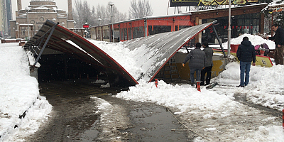 Kayseri'de kar nedeniyle otoparkın çatısı çöktü