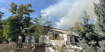 Kayseri'de korkutan yangın 2 ev zarar gördü