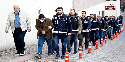 Kayseri merkezli kaçak sigara operasyonunda yakalanan 18 zanlı adliyede