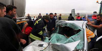 Şarkışla ilçesi Pınarbaşı kavşağında süt tankeriyle otomobil çarpıştı: 3 yaralı