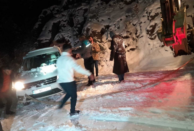 Alanya'da karda mahsur kalan 20 kişi kurtarıldı