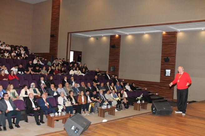 Eczacı, girişimci Ataman Özbay NNYÜ'de örencilerle buluştu