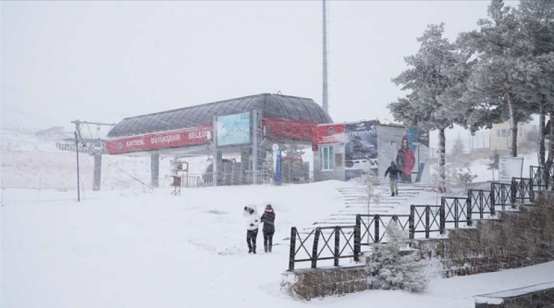 Erciyes 'te kar yağışı etkili oluyor