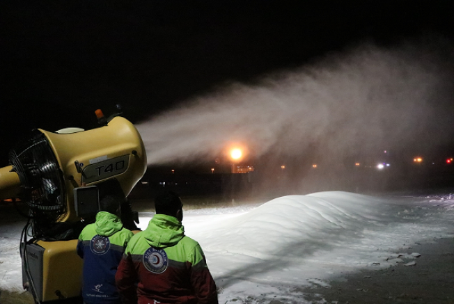 Erciyes'te kayak pistlerine saatte 8 bin 750 metreküp suni kar yağdırılıyor