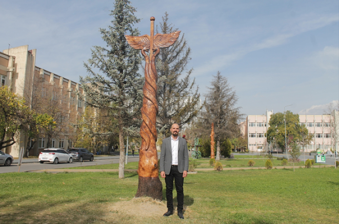 Erciyes Üniversitesi yerleşkesindeki kuruyan ağaçlar sanat eserine dönüştürüldü