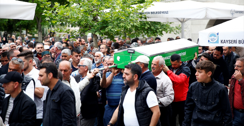 Kayseri'de balkondan düşerek ölen anne ve iki çocuğunun cenazeleri defnedildi