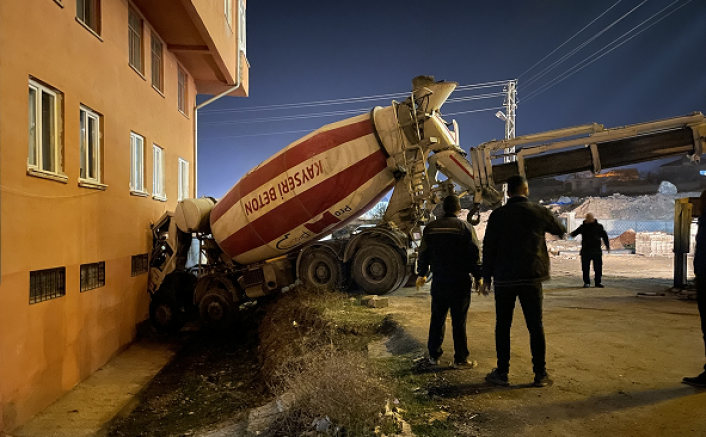 Kayseri'de freni boşalan beton mikseri binaya çarptı