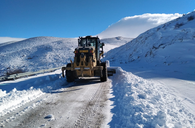 Kayseri'de kar nedeniyle kapanan 32 mahalle yolu ulaşıma açıldı