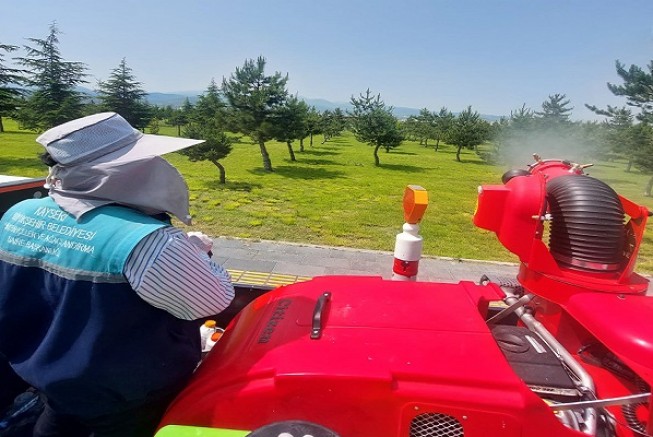  Kayseri'de Yeşil Alanlarda Hastalık ve Zararlılara Karşı İlaçlama