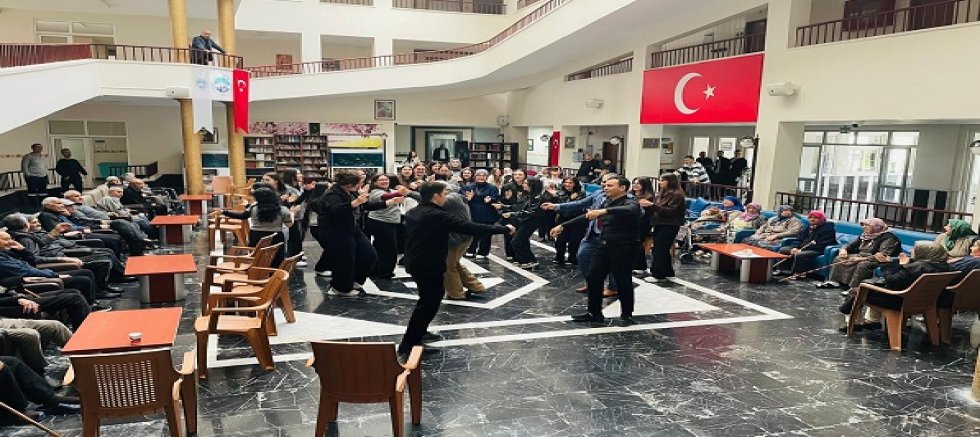 Ulu Çınarlara Gençlerden Bayram Ziyareti