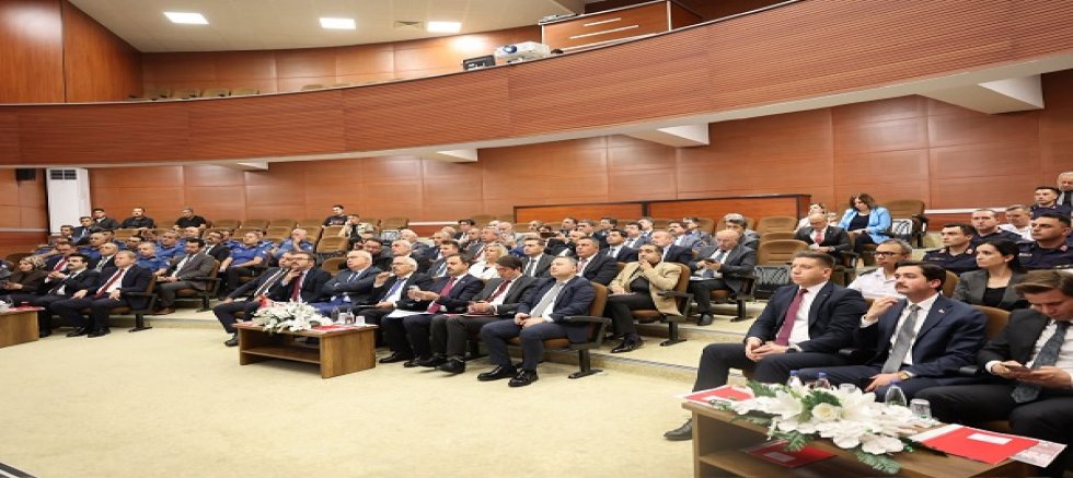 Kayseri'de Eğitim-Öğretim Yılı Hazırlık ve Okul Güvenliği Toplantısı Vali Çiçek Başkanlığında Gerçekleştirildi