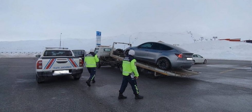 Erciyes Kayak Merkezi'nde bir otoparkta aracı ile drift atan sürücüye ceza