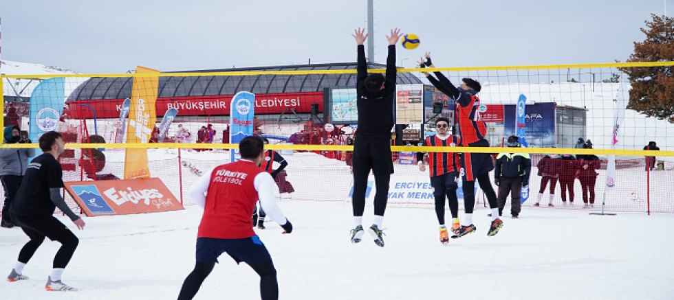 Erciyes'te Kar Voleybolu Heyecanı Yaşandı