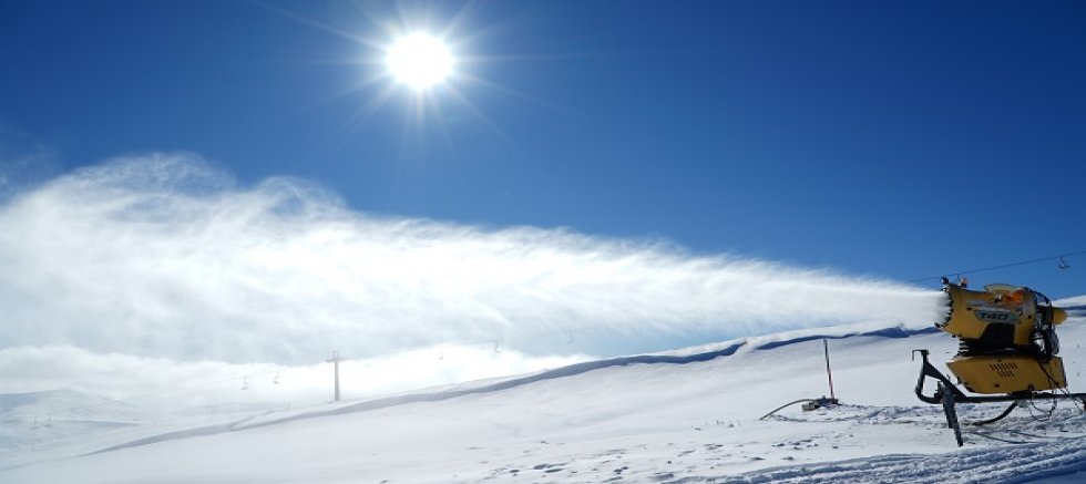 Erciyes'te  Yapay Karlama Sistemiyle Pistler Sezona Hazırlanıyor