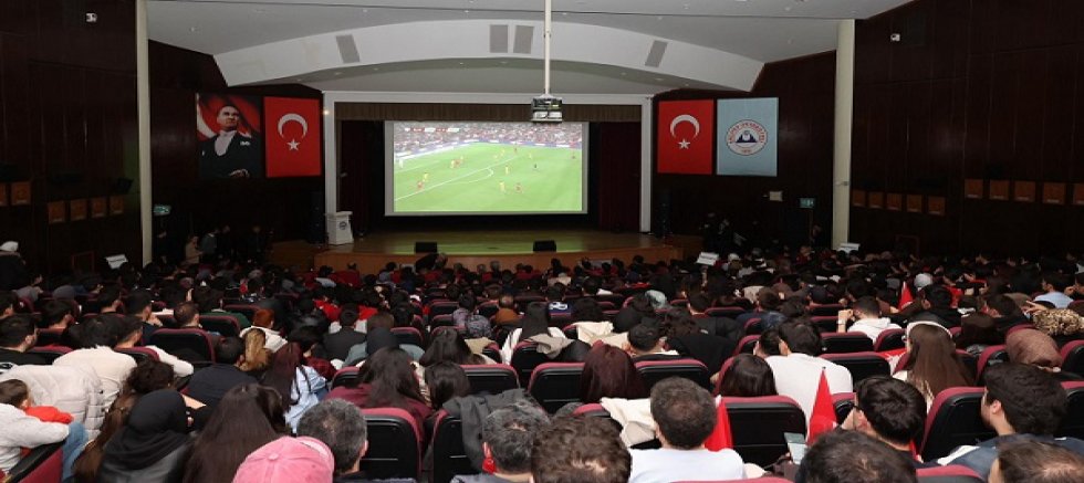 ​ERÜ’de Milli Maç Heyecanı Dev Ekrana Taşındı