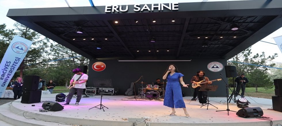 ERÜ Sahne Muhteşem Konserle Açıldı