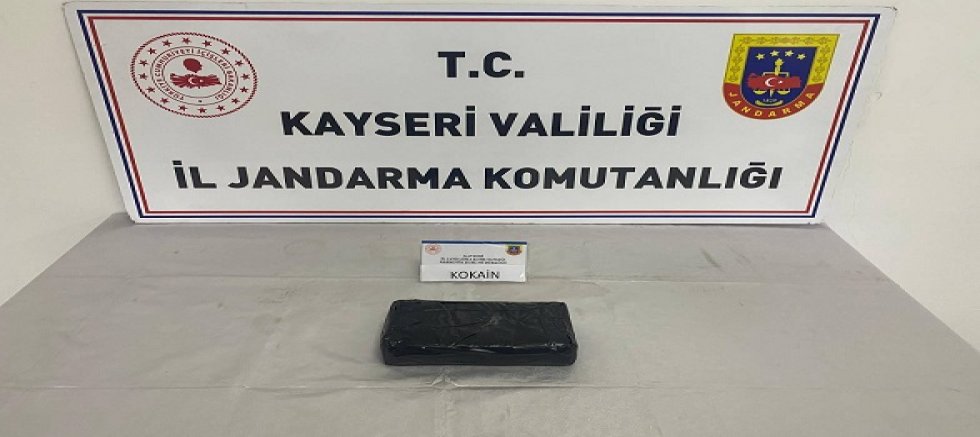 Kayseri'de bir araçta yapılan aramada 1 kilo 200 gram kokain bulundu