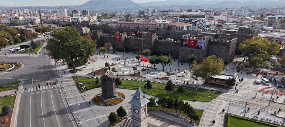 Kayseri'de Cumhuriyet Meydanı'nın çehresi değişiyor