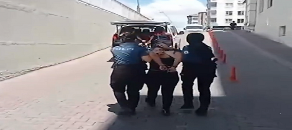 Kayseri'de hırsızlık suçundan aranan 2 kadın yakalandı