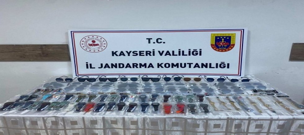 Kayseri'de jandarma gümrüksüz 60 saat ve 34 güneş gözlüğü elegeçirdi