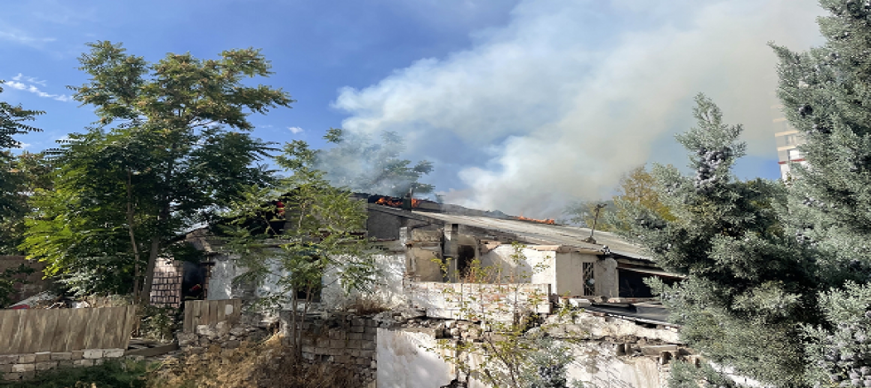 Kayseri'de korkutan yangın 2 ev zarar gördü