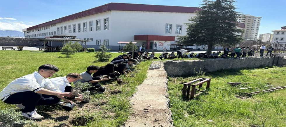 Kayseri'de Okul Bahçesi Lavanta ve Güllerle Donatıldı