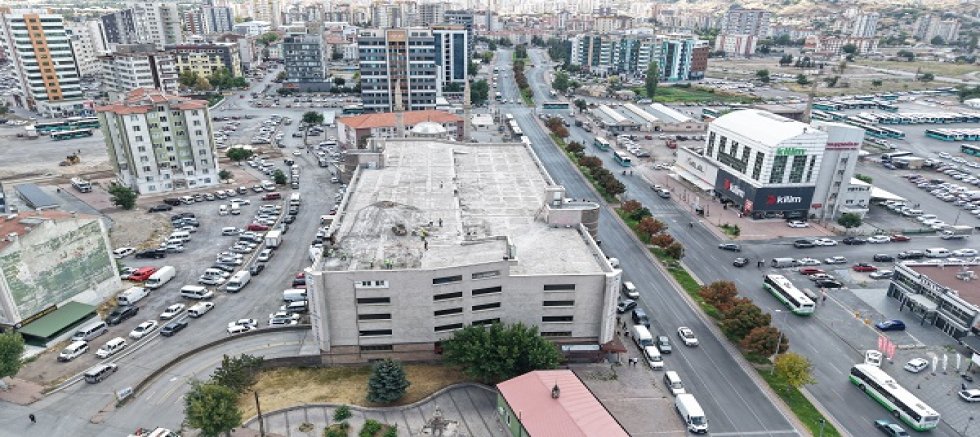 Kayseri'de Tacettin Katlı Otoparkı'nın Çatısı Yenileniyor
