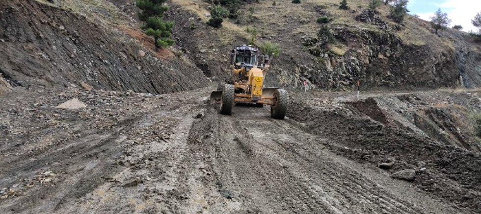 Kayseri'de Yağış Sonrası Kapanan Yahyalı-Kapuzbaşı Yolu Güvenli Hale Getirildi