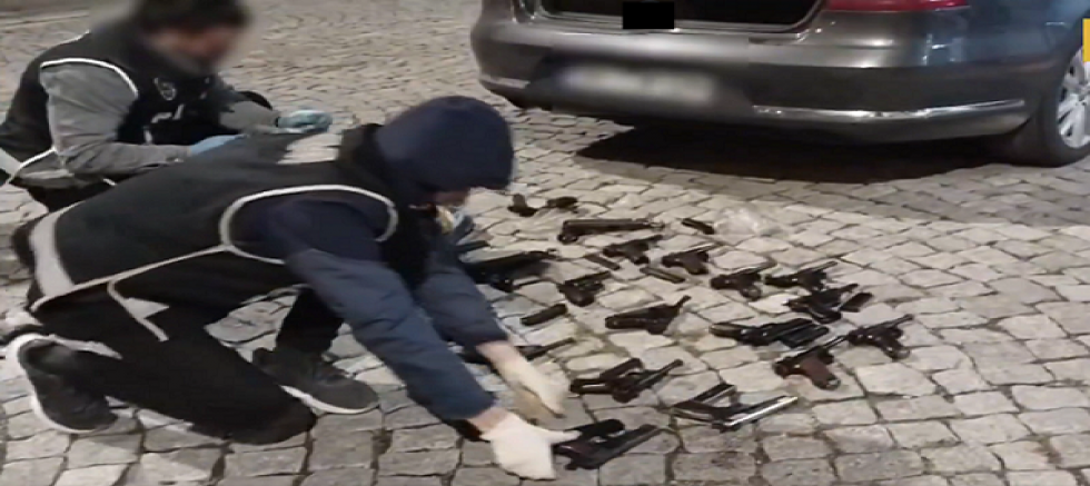 Kayseri'de yasa dışı silah ticareti operasyonunda 2 adet UZİ ve 22 adet tabanca ele geçirildi