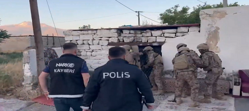 Kayseri'de zehir tacirlerine eş zamanlı operasyon