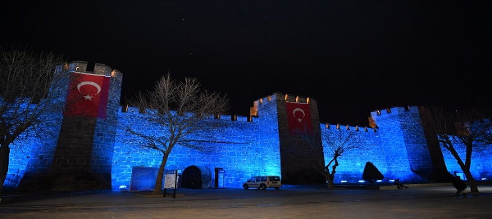 Kayseri Kalesi ve saat kulesine 'otizm' farkındalığı