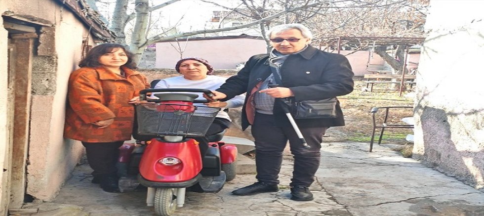 KİGDER'den şiddet mağduru kadına akülü araç desteği