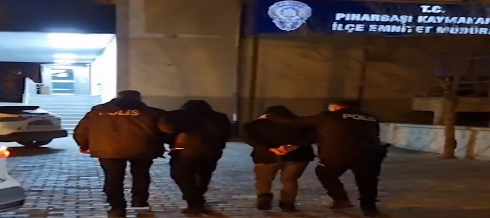 Pınarbaşı ilçesinde dükkan camlarını kıran ve bir aracın tekerlerini kesen 2 kişi yakalandı
