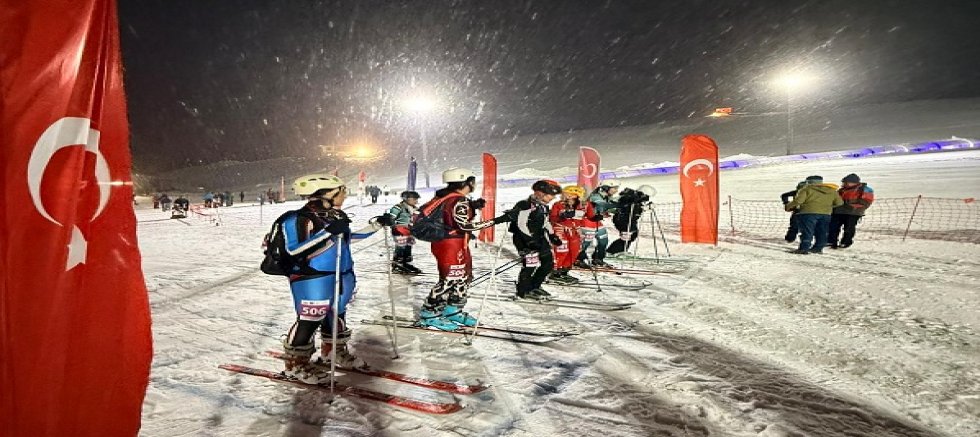 Türkiye Dağ Kayağı Şampiyonası Sprint Yarışı Hakkari’de gerçekleştirildi