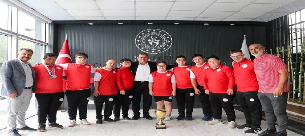 Türkiye Şampiyonu Özel Sporculardan  İl Müdürü Ali İhsan Kabakcı'ya ziyaret