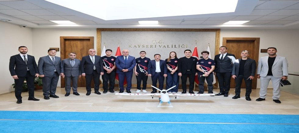 Vali Çiçek, GÖKTİM KartalAir Takımı Dünya Şampiyonlarını Kabul Etti