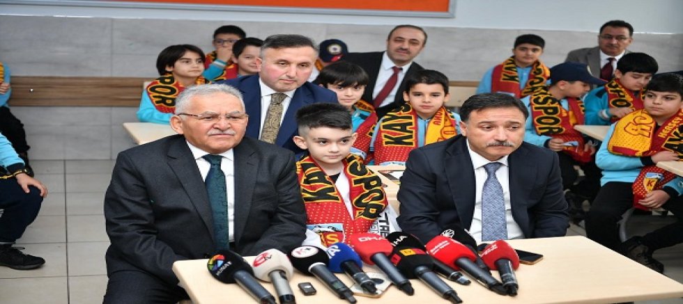 Vali Çiçek ve Başkan Büyükkılıç, Öğrencilerin Karne Heyecanına Ortak Oldu