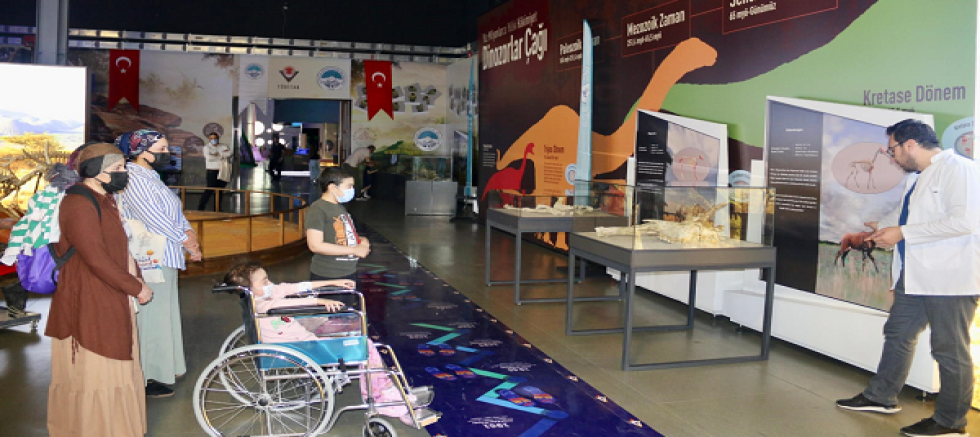 Vali Gökmen Çiçek ve Rektör Prof. Dr. Fatih Altun  Miniklerin İsteğini Yerine Getirdi