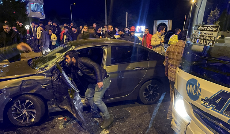 Nevşehir'de yolcu otobüsüyle çarpışan otomobilin sürücüsü yaralandı