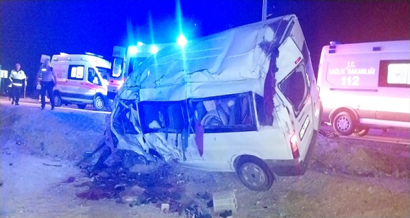 Niğde'de minibüsle otomobilin çarpıştığı kazada 8 kişi yaralandı