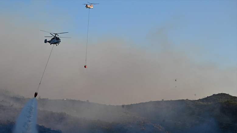 Orman yangınına müdahale eden helikopter baraja düştü