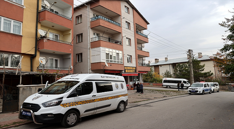 Sivas'ta 4'üncü kattan düşen çocuk ağır yaralandı