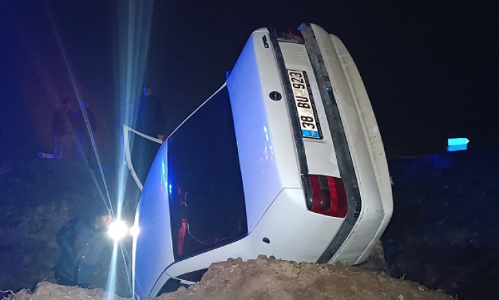 Sivas'ta devrilen otomobilin sürücüsü ağır yaralandı