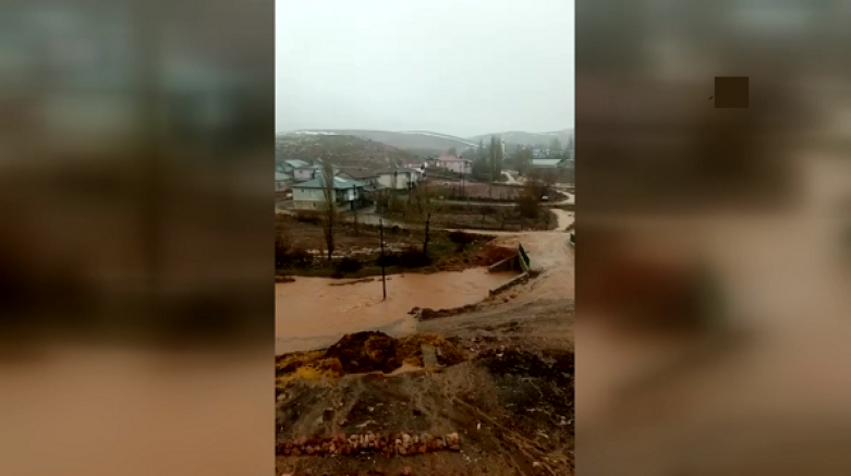 Sivas'ta sağanak yağış sonrası bazı köylerde sel meydana geldi