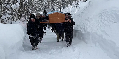 101 yaşındaki kadının cenazesi bir metreyi aşan karda defnedildi