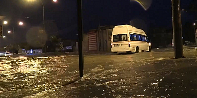 Adana'da sağanak nedeniyle bazı evleri su bastı