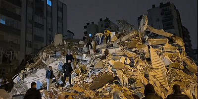Adana Güzelyalı Mahallesi'nde bir bina yıkıldı