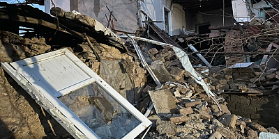 Ağır hasarlı binanın bir bölümü kendiliğinden çöktü